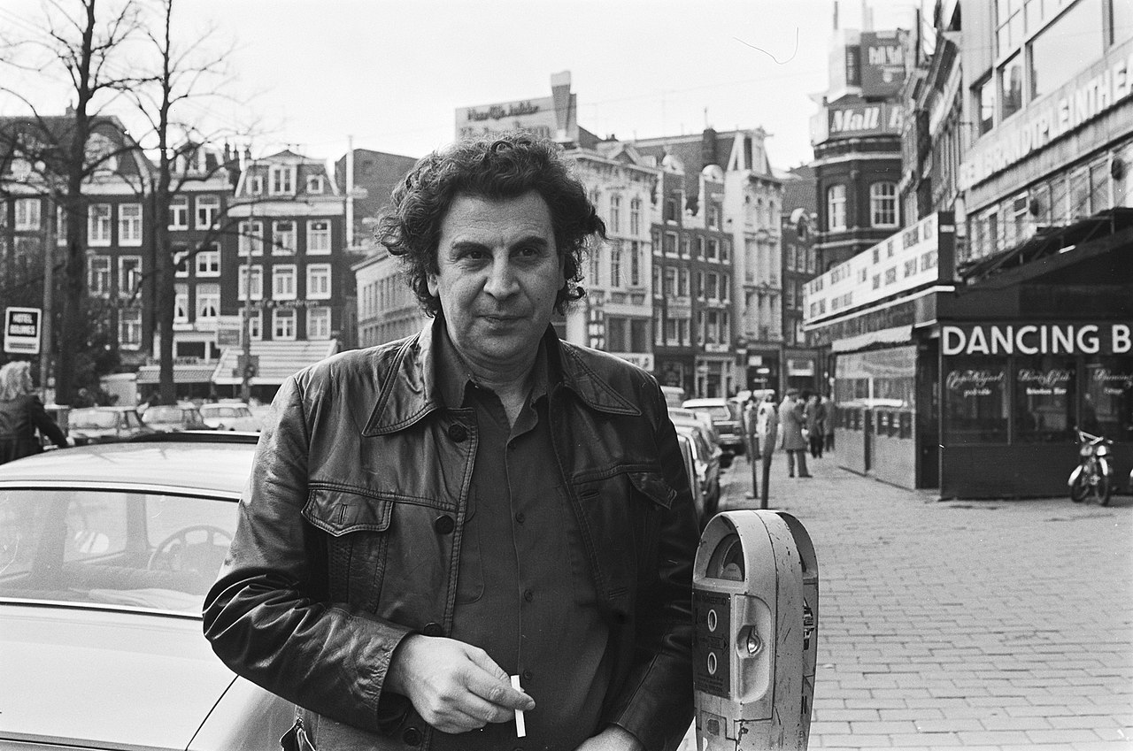 B6W photo of smoking man in Amsterdam street